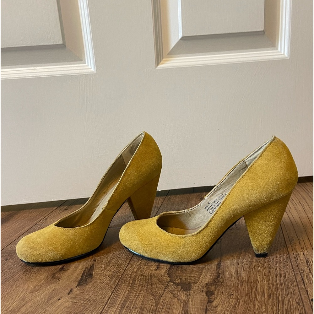 Urban Outfitters Vintage Mustard Kitten Heels Size 6